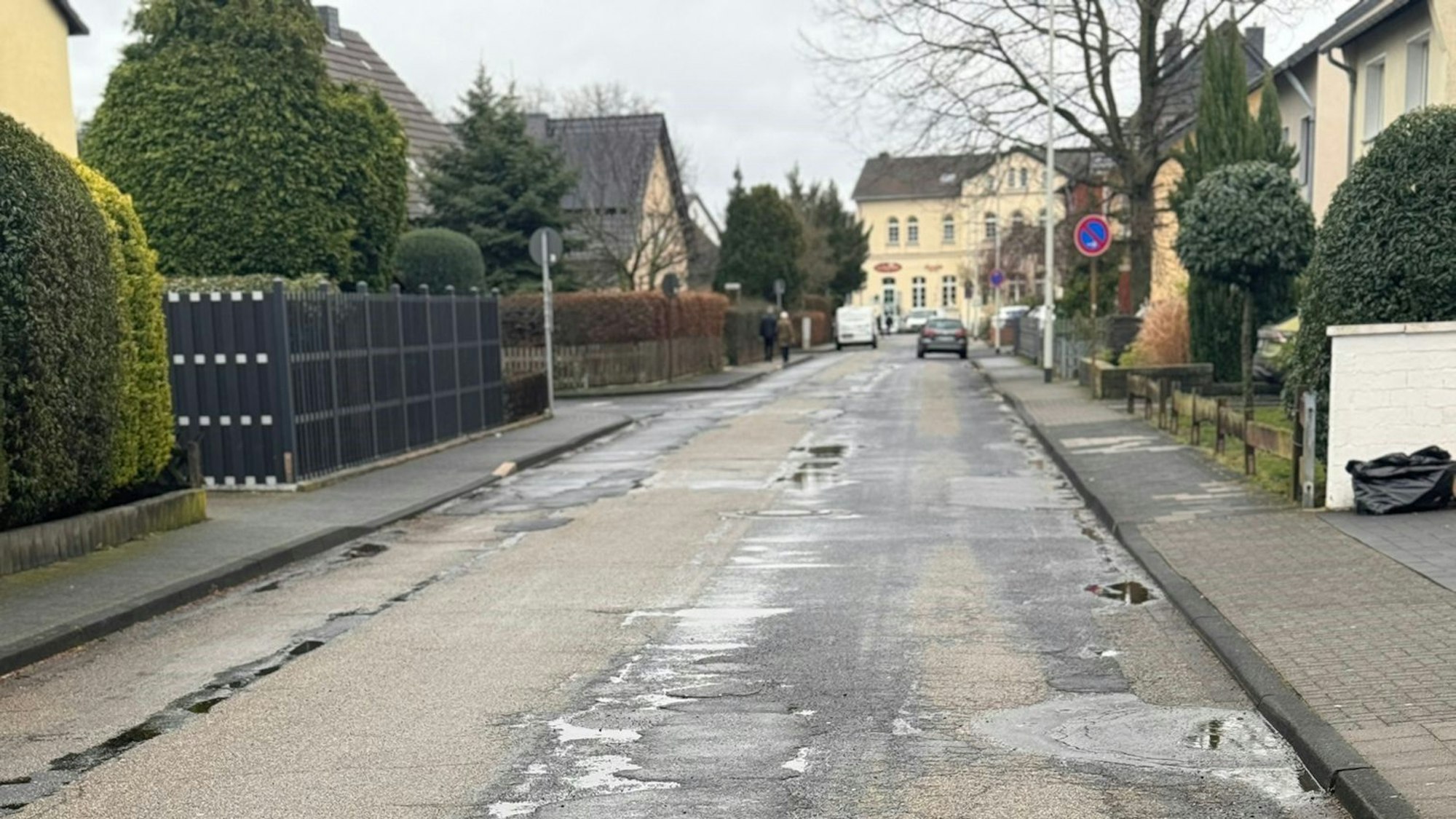 Das Bild zeigt die marode Schützenstraße in Weilerswist.