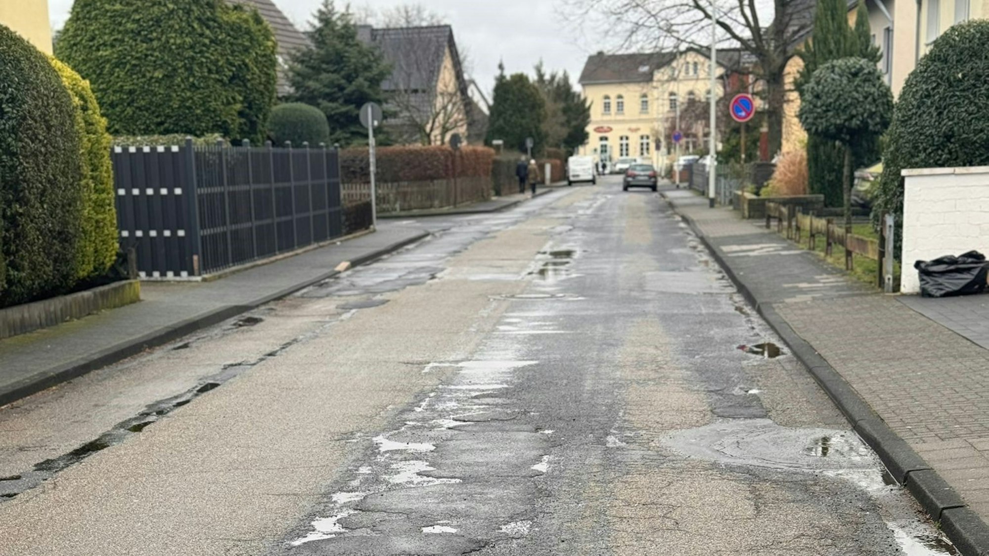 Das Bild zeigt die marode Schützenstraße in Weilerswist.