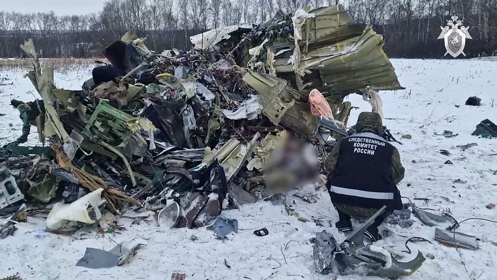 Ein von Russland veröffentlichtes Foto zeigt Wrackteile der abgestürzten Iljuschin Il-76 nahe Belgorod.