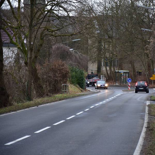 Eine Straße mit dem Ortseingangsschild Wellerscheid