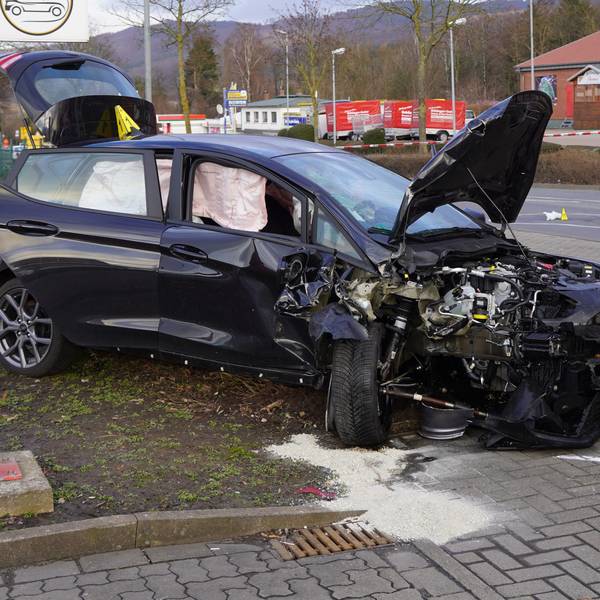 Nach einem Unfall steht ein schwer beschädigtes Auto in Seesen