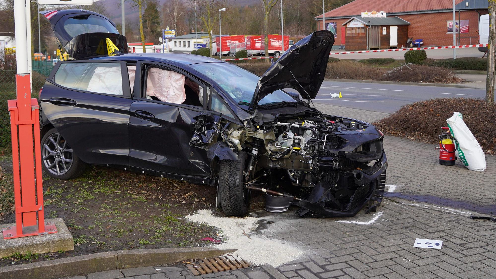 Nach einem Unfall steht ein schwer beschädigtes Auto in Seesen