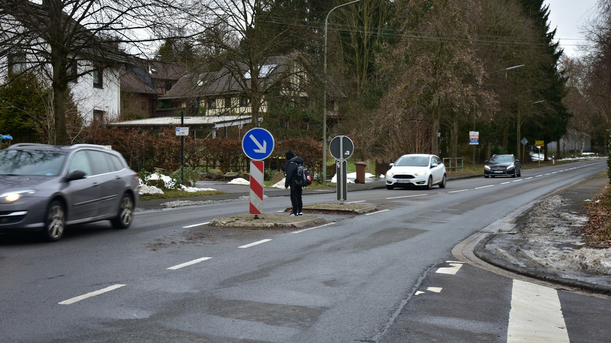 Gefährliche Ortsdurchfahrt in Much-Wellerscheid: Die Kinder müssen eine Verkerhrsinsel auf der stark befahrenen Straße überwinden und werden hinter den großen Baken oftmals kaum gesehen.