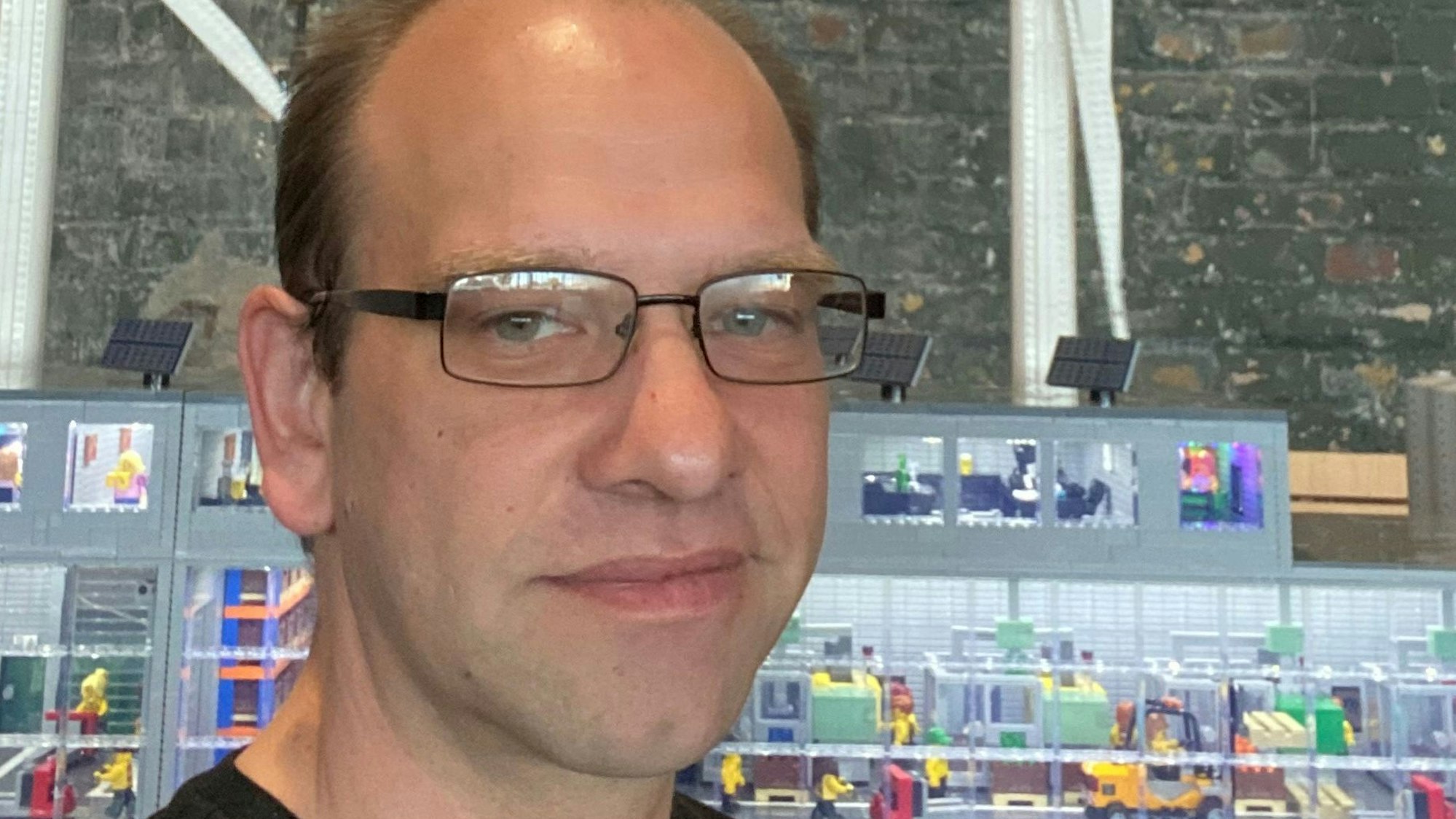 Markus Galeski aus Bergisch Gladbach-Bensberg organisiert die zweite große Klemmbaustein-Schau im Waldbröler Naturerlebnispark Panarbora. Unser Foto zeigt den 42-Jährigen vor einem seiner Bauten.