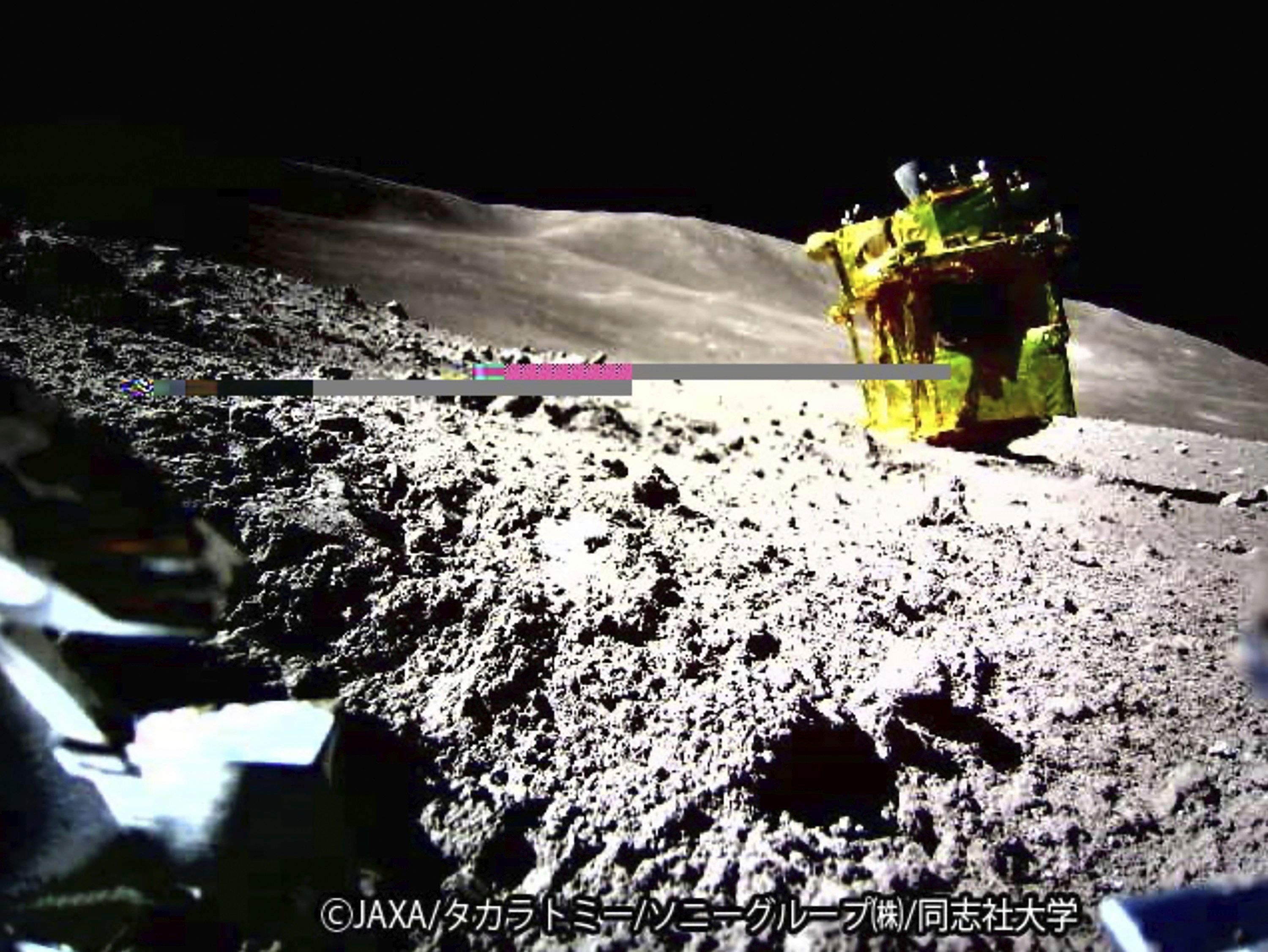 Dieses von der Japan Aerospace Exploration Agency (JAXA)/Takara Tomy/Sony Group Corporation/Doshisha University zur Verfügung gestellte Bild zeigt ein von einem Lunar Excursion Vehicle 2 (LEV-2) aufgenommenes Bild des Landers «SLIM» (Smart Lander for Investigating Moon) auf dem Mond.