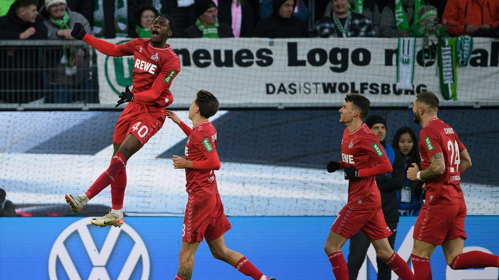 Kölns Faride Alidou (l) jubelt nach seinem Tor zum 0:1.