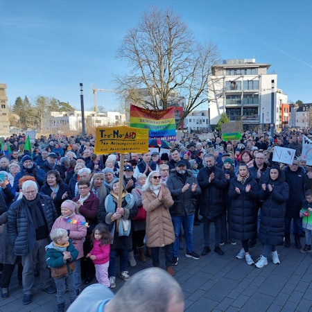 „Troisdorf ist bunt“: Am Samstag (27. Januar) kamen Tausende Menschen zusammen, um ein Zeichen gegen Rechtsextremismus und für die Demokratie zu setzen.