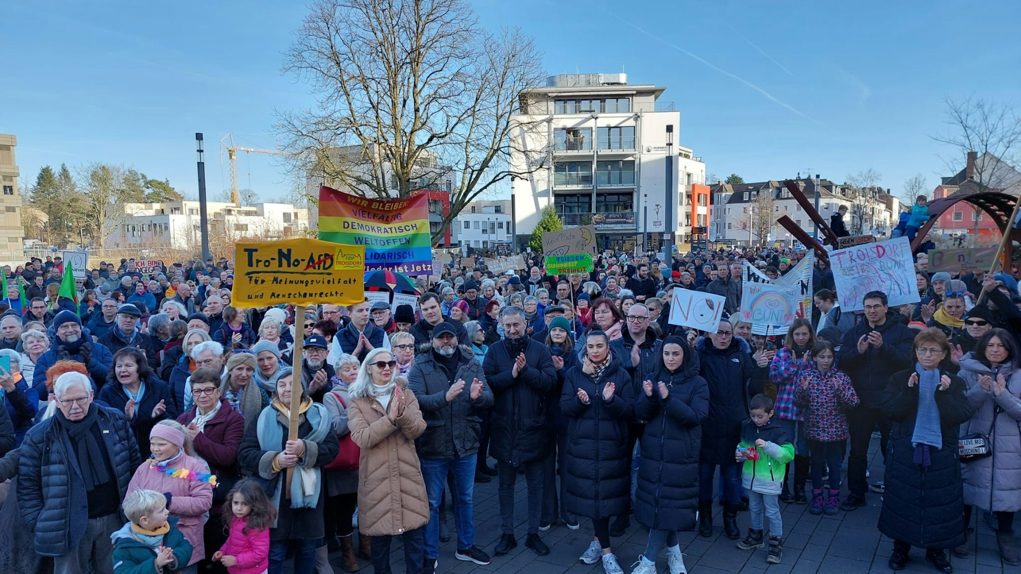 „Troisdorf ist bunt“: Am Samstag (27. Januar) kamen Tausende Menschen zusammen, um ein Zeichen gegen Rechtsextremismus und für die Demokratie zu setzen.