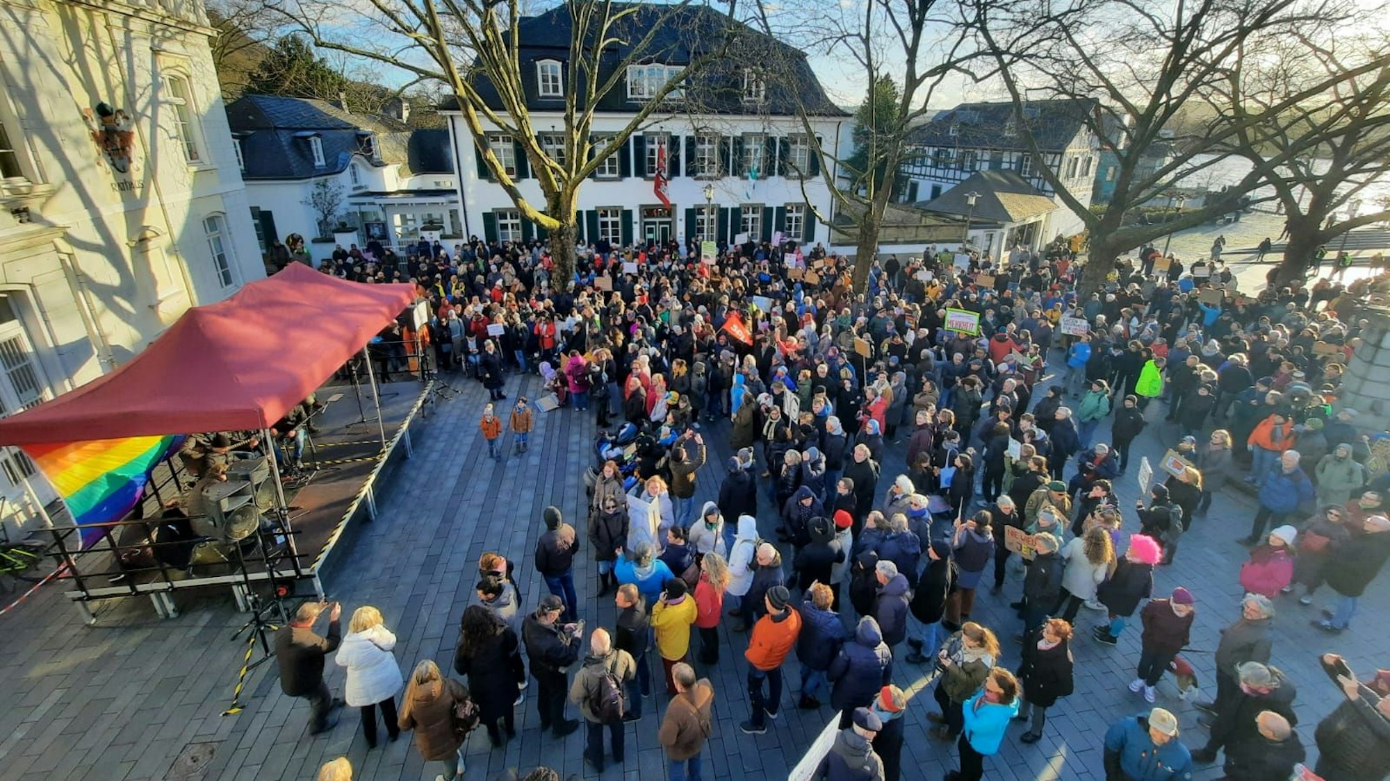 Zur Demonstration gegen Rechtsextremismus und die AfD kamen am Freitag rund 800 Menschen in Königswinter zusammen.