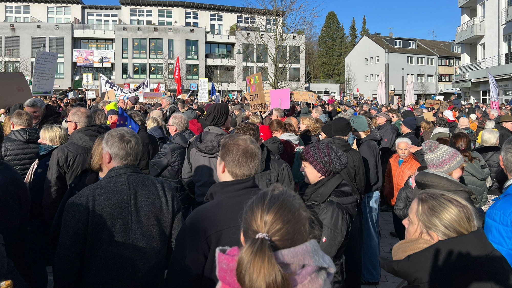 3500 Menschen nahmen am Protestzug am Samstag (27. Januar) in Rösrath teil.