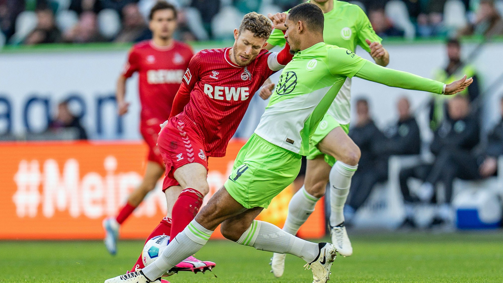 Maxence Lacroix VfL Wolfsburg, 4 Florian Kainz 1.FC Koeln, 11 VfL Wolfsburg vs.1. FC Koeln, Fussball, 1. Bundesliga, 19. Spieltag,