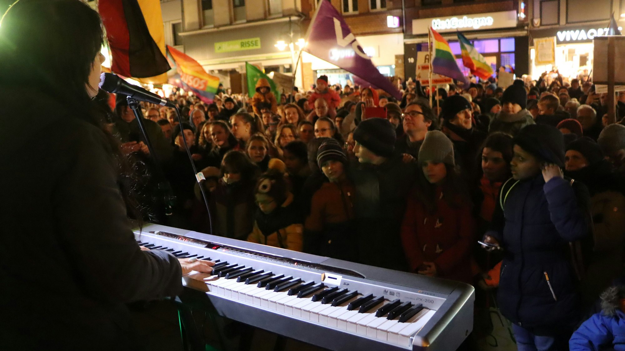 Musikerin Nina Anders spielte während der Demo gegen Rechtsextremismus in Brühl. Mehrere Tausend Menschen waren am Freitagabend gekommen, der Rathausplatz war überfüllt.