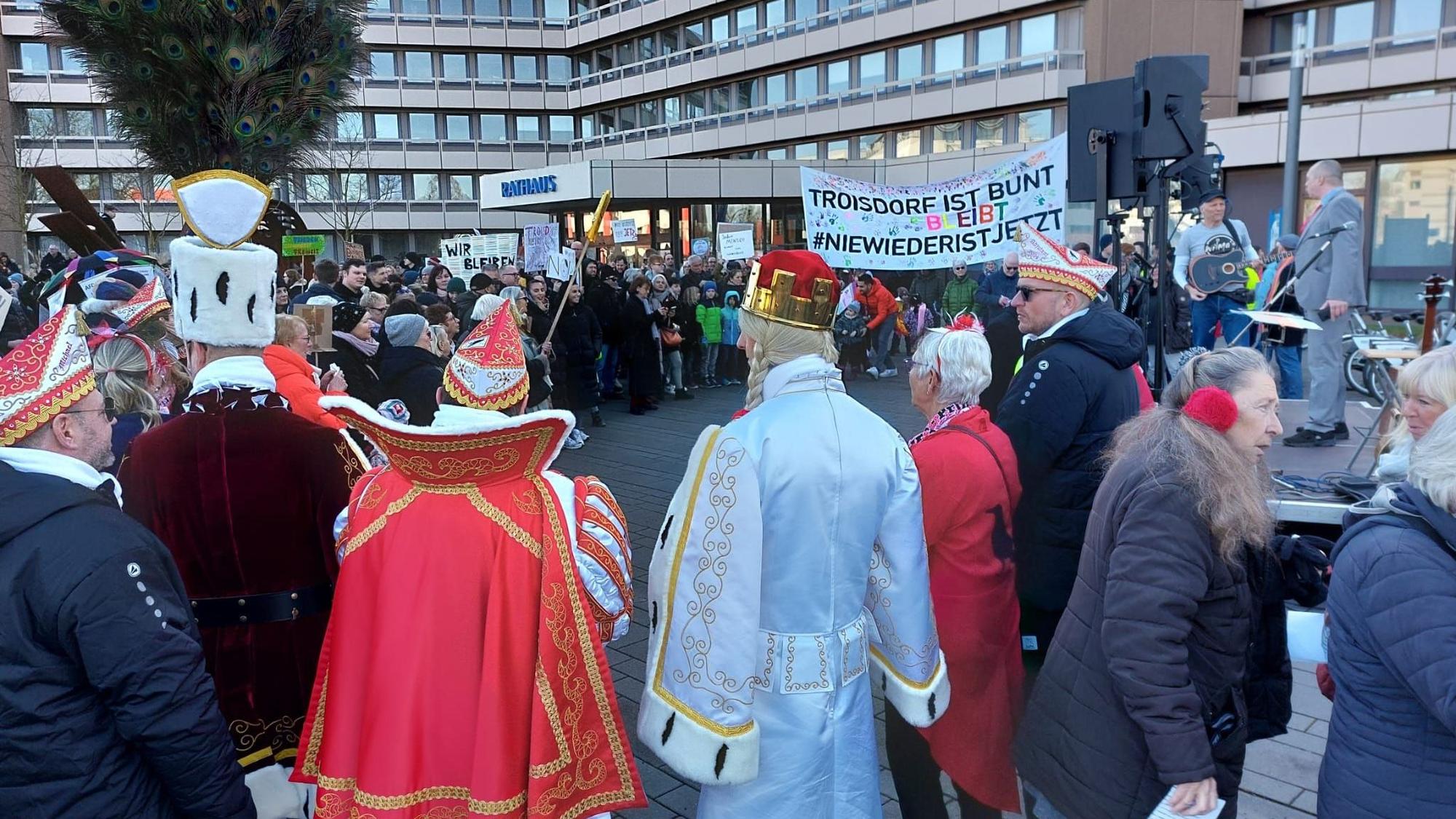 „Troisdorf ist bunt“ und soll es auch bleiben: Der Demo von Tausenden schloss sich auch das Dreigestirn aus Müllekoven an.