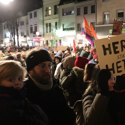 Tausende Menschen kamen nach Brühl. Jetzt soll auch in Bedburg demonstriert werden. Viele hatten eigene Plakate gebastelt.