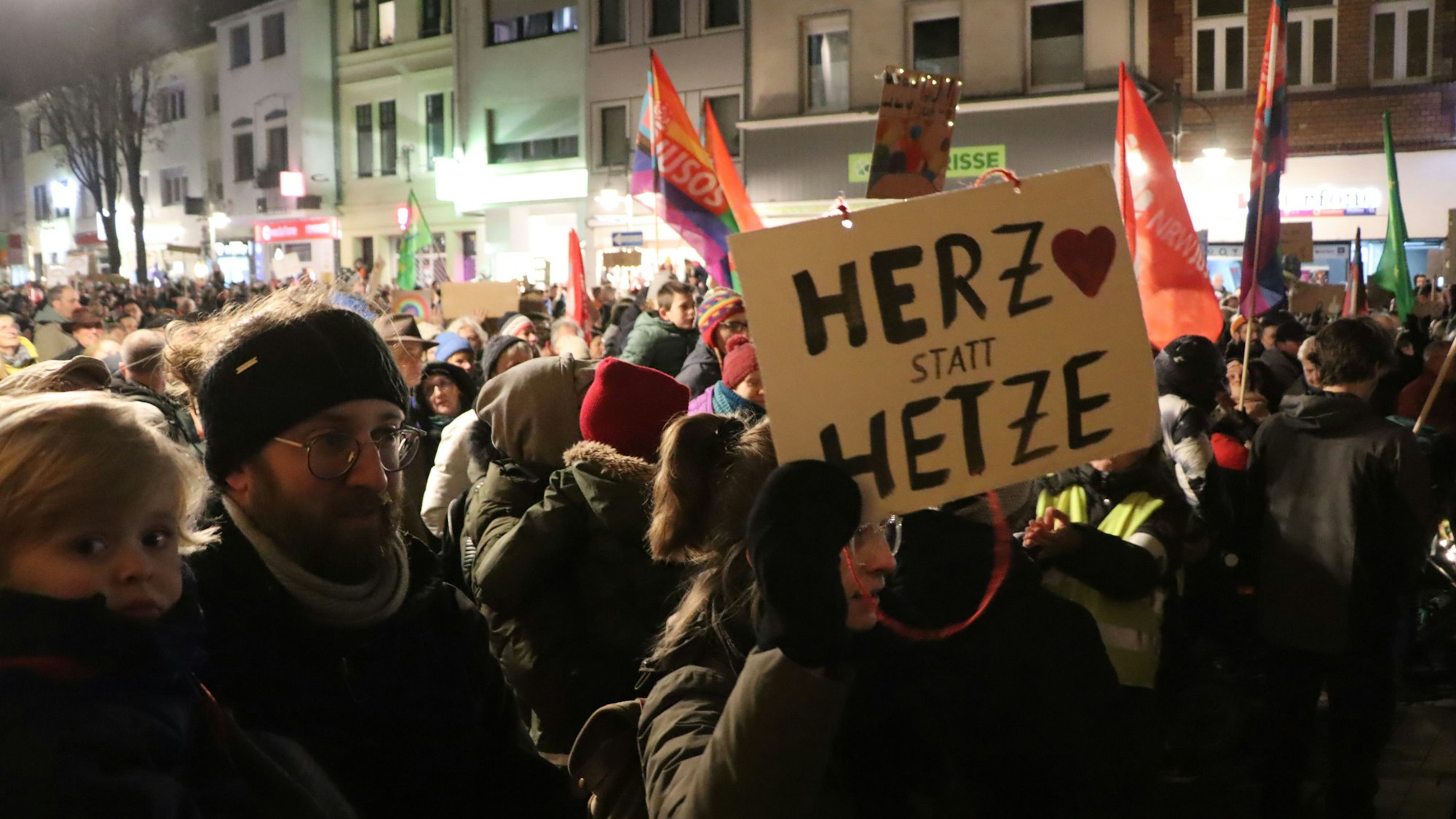 In Brühl haben viele Menschen schon für eine bunte Gesellschaft protestiert. Nun soll das auch in Bedburg geschehen.