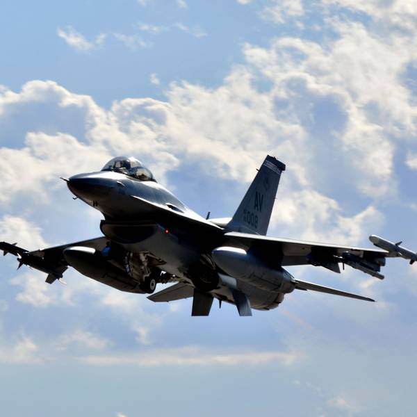Ein F-16-Kampfjet des US-Militärs wird kurz nach dem Start am Himmel fotografiert.