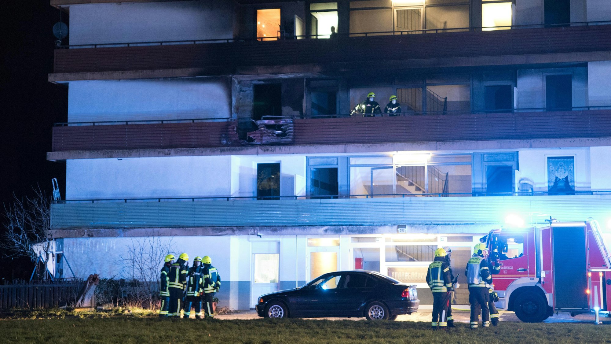 Feuerwehrleute löschen den Brand in einem Hochhaus in Mönchengladbach, 13 Menschen wurden verletzt.