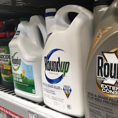 ARCHIV - 23.02.2019, USA, San Francisco: Kanister mit Roundup stehen in einem Ladenregal in San Francisco. (Illustration zu "US-Geschworene sprechen Glyphosat-Kläger 2,2 Milliarden Dollar zu") Foto: Haven Daley/AP/dpa +++ dpa-Bildfunk +++