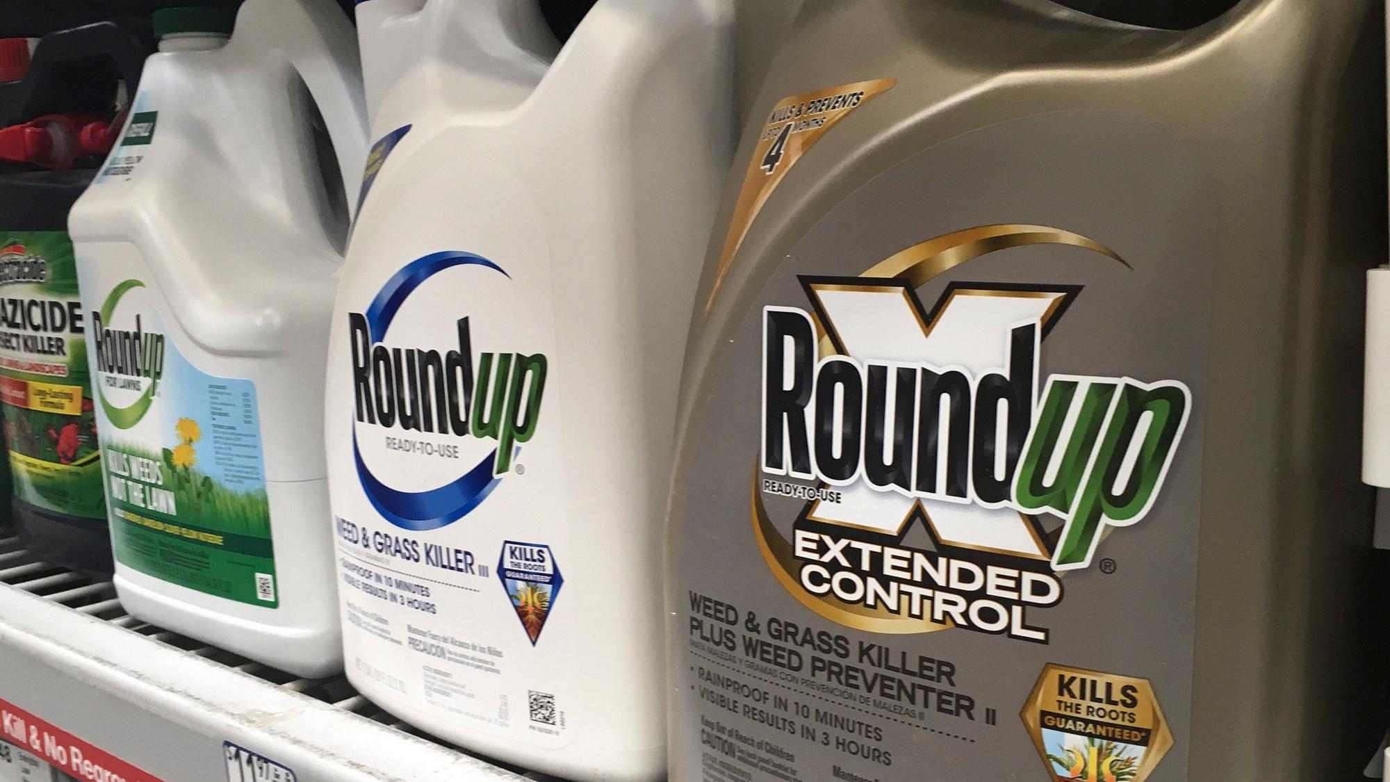 ARCHIV - 23.02.2019, USA, San Francisco: Kanister mit Roundup stehen in einem Ladenregal in San Francisco. (Illustration zu "US-Geschworene sprechen Glyphosat-Kläger 2,2 Milliarden Dollar zu") Foto: Haven Daley/AP/dpa +++ dpa-Bildfunk +++