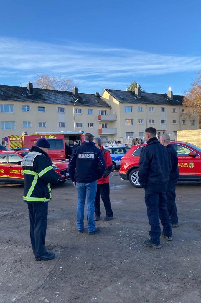 Das Bild zeigt Mitarbeiter vom Ordnungsamt und der Feuerwehr an der Einsatzstelle.