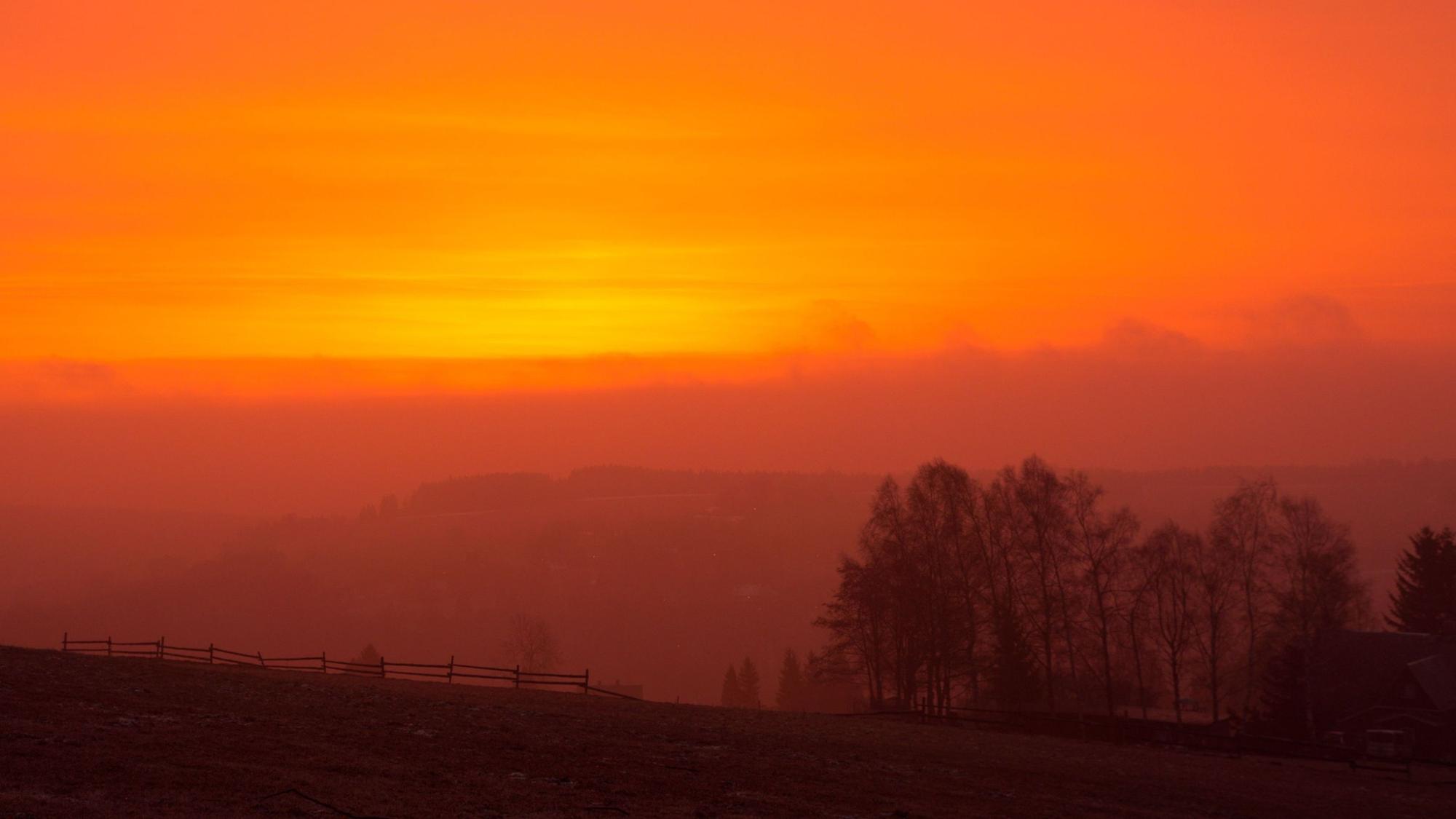 Der Himmel über Deutschland ist durch eine große Wolke an Saharastaub orange und rot gefärbt. (Archivbild)