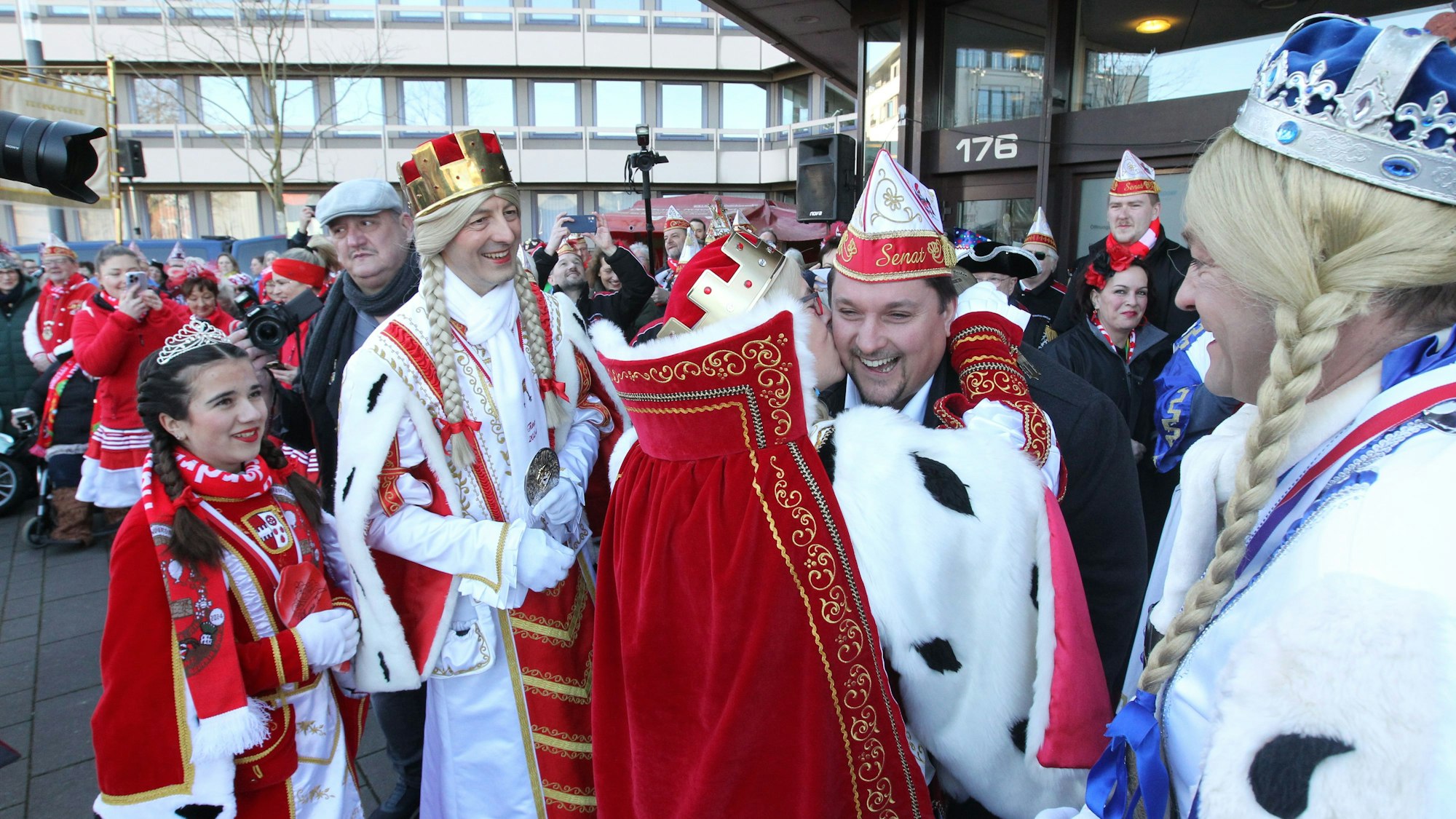 Bützje von den Jungfrauen gab es für den Bürgermeister.