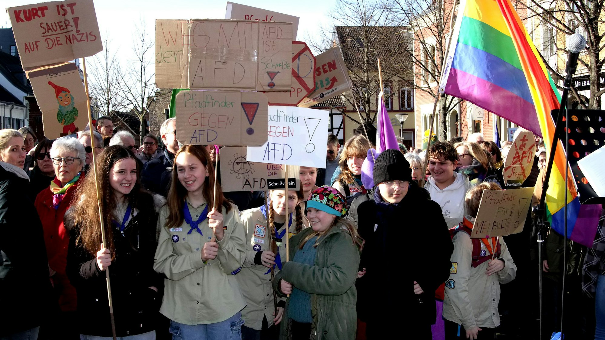 Auf dem Foto sind junge Teilnehmer der Kundgebung zu sehen.