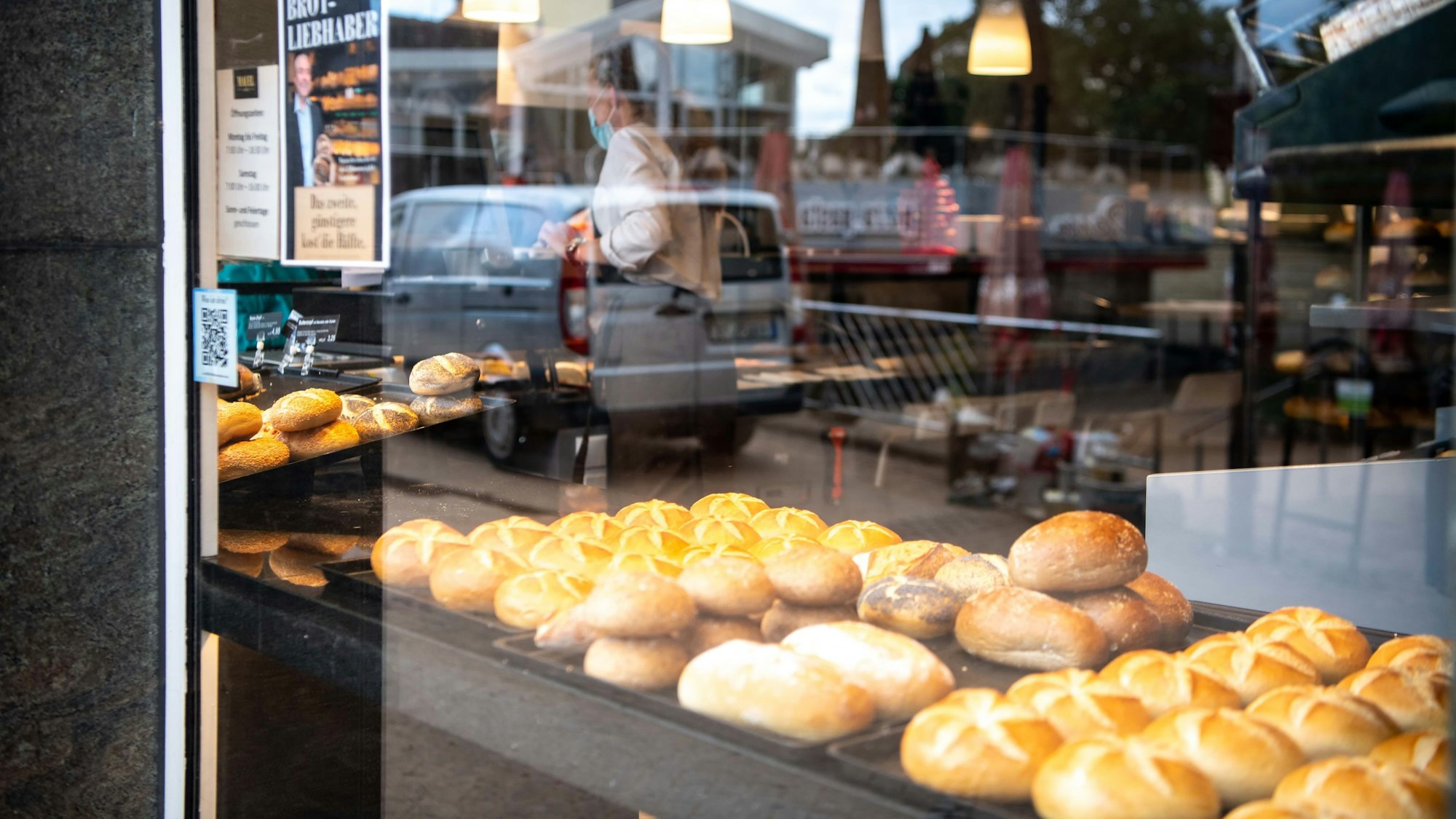 Das Bild zeigt die Auslage der Bäckerei Mauel an der Neustraße, als die Filiale noch geöffnet war.