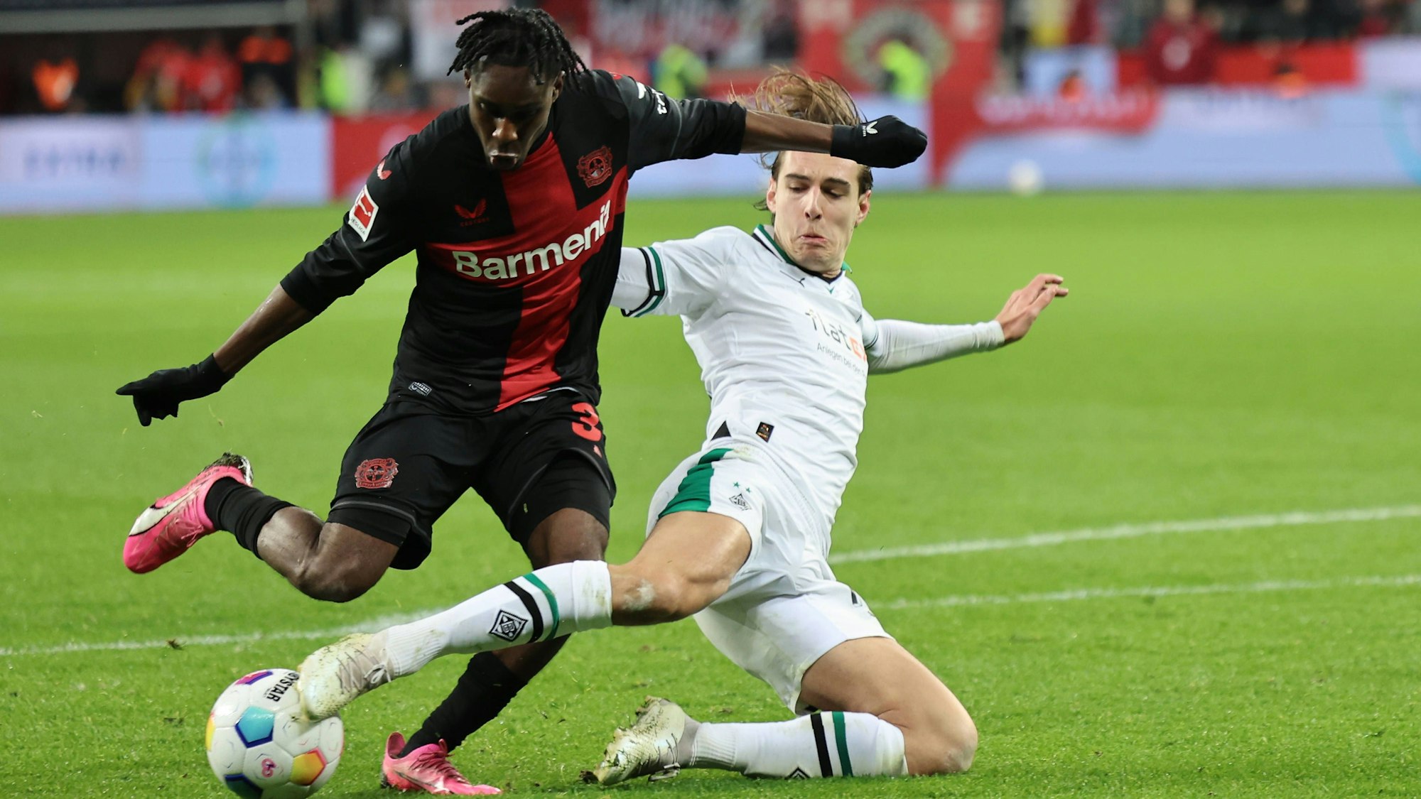Florian Neuhaus Gladbach rettet den Ball vor Jeremie Frimpong