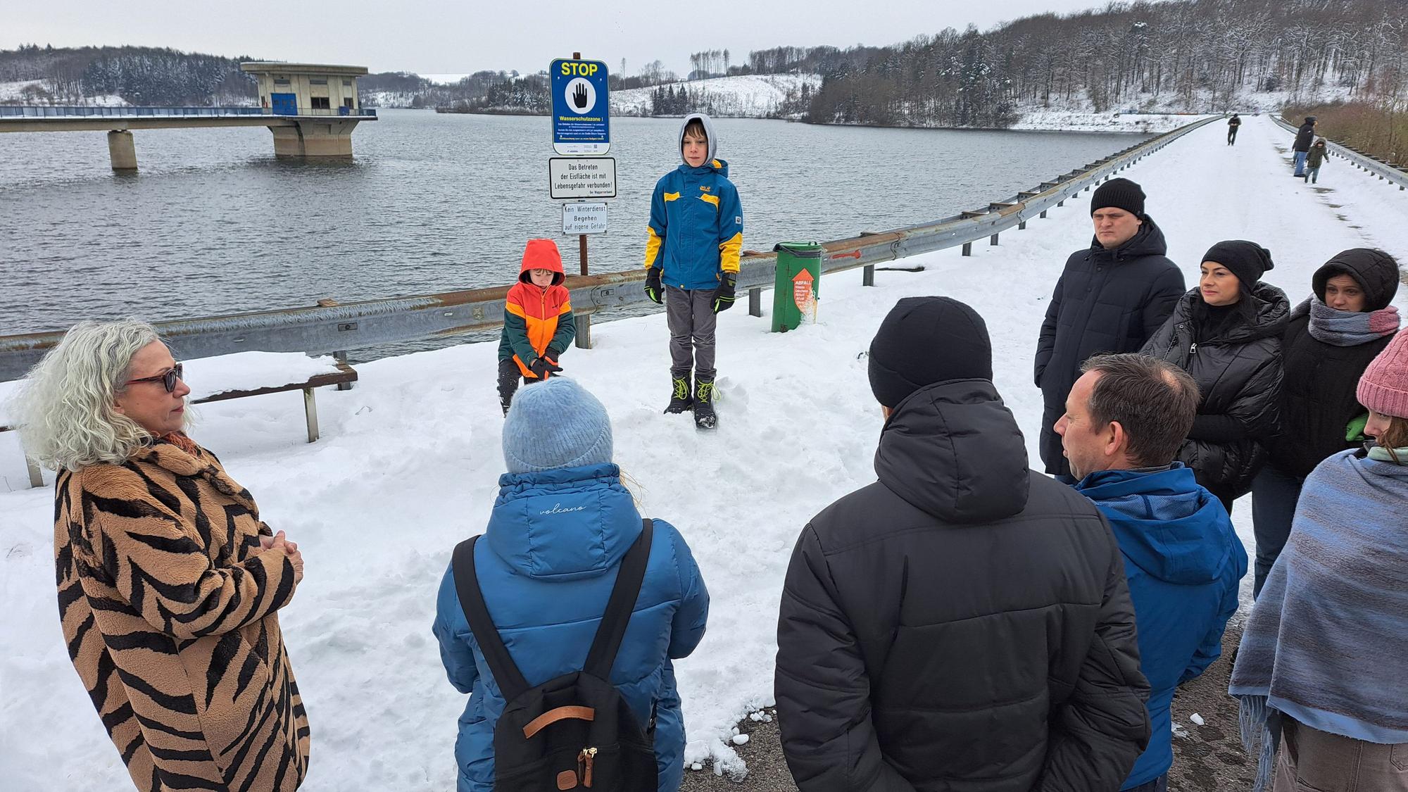 Menschen stehen auf dem Staudamm der Großen Dhünn-Talsperre.