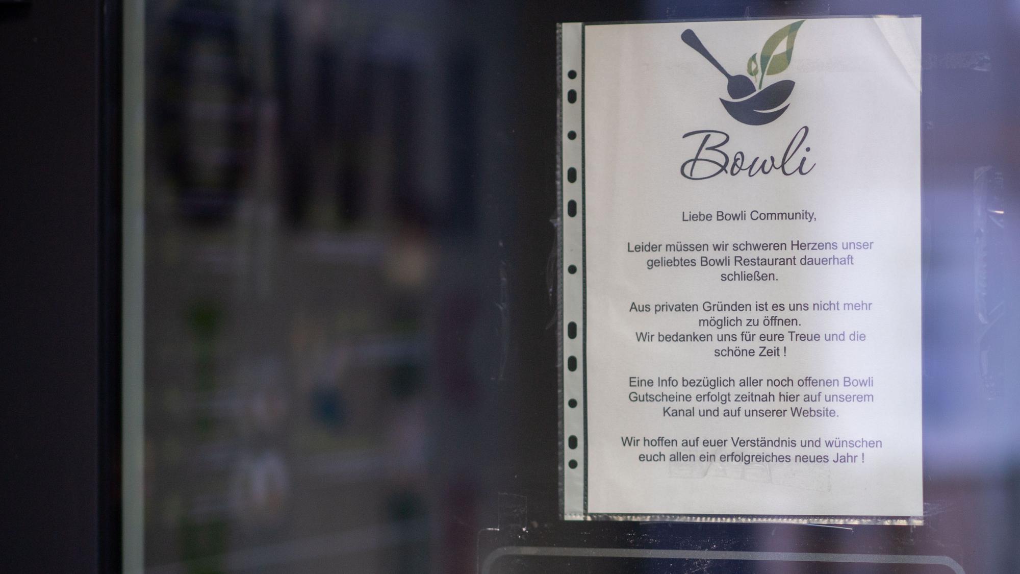 Das Bild zeigt einen Hinweis an der Eingangstür. Zu lesen ist, dass das Geschäft aus privaten Gründen geschlossen worden sei.