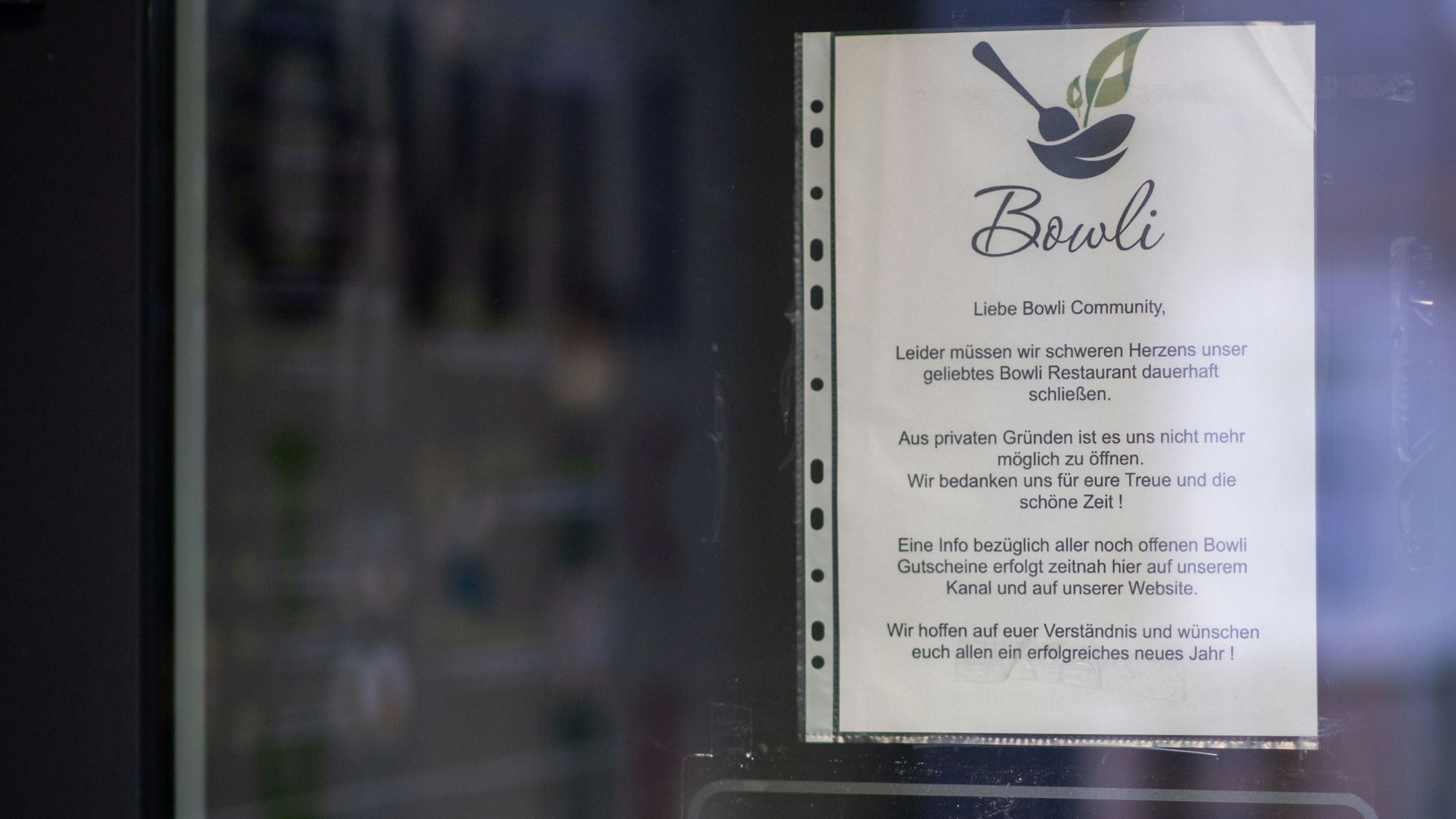 Das Bild zeigt einen Hinweis an der Eingangstür. Zu lesen ist, dass das Geschäft aus privaten Gründen geschlossen worden sei.