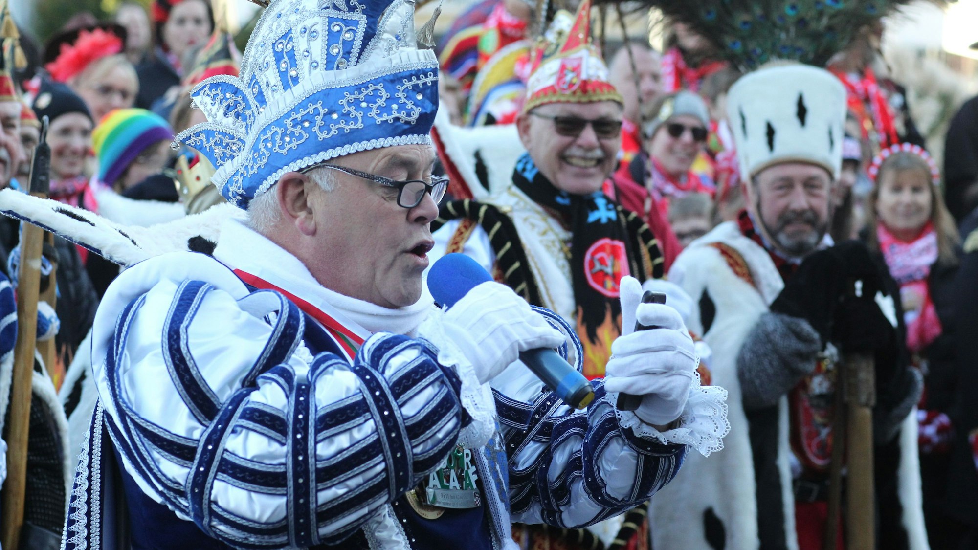 Eschmars Prinz Pe I. forderte die Amtsspitze zur Aufgabe auf.