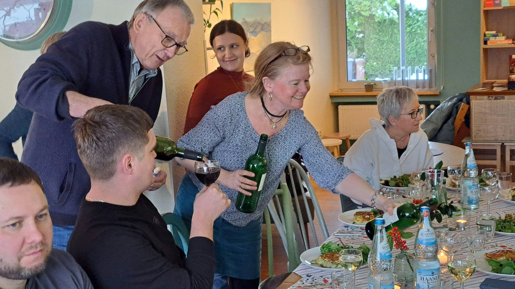 Aktive des Café „Himmel un Ääd“ bewirten die Göste aus Butscha und ihre Gastgeber.