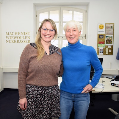 Verana Kahl und Martina Kalkum stehen nebeneinander im Büro des Rathauses in Wiehl.