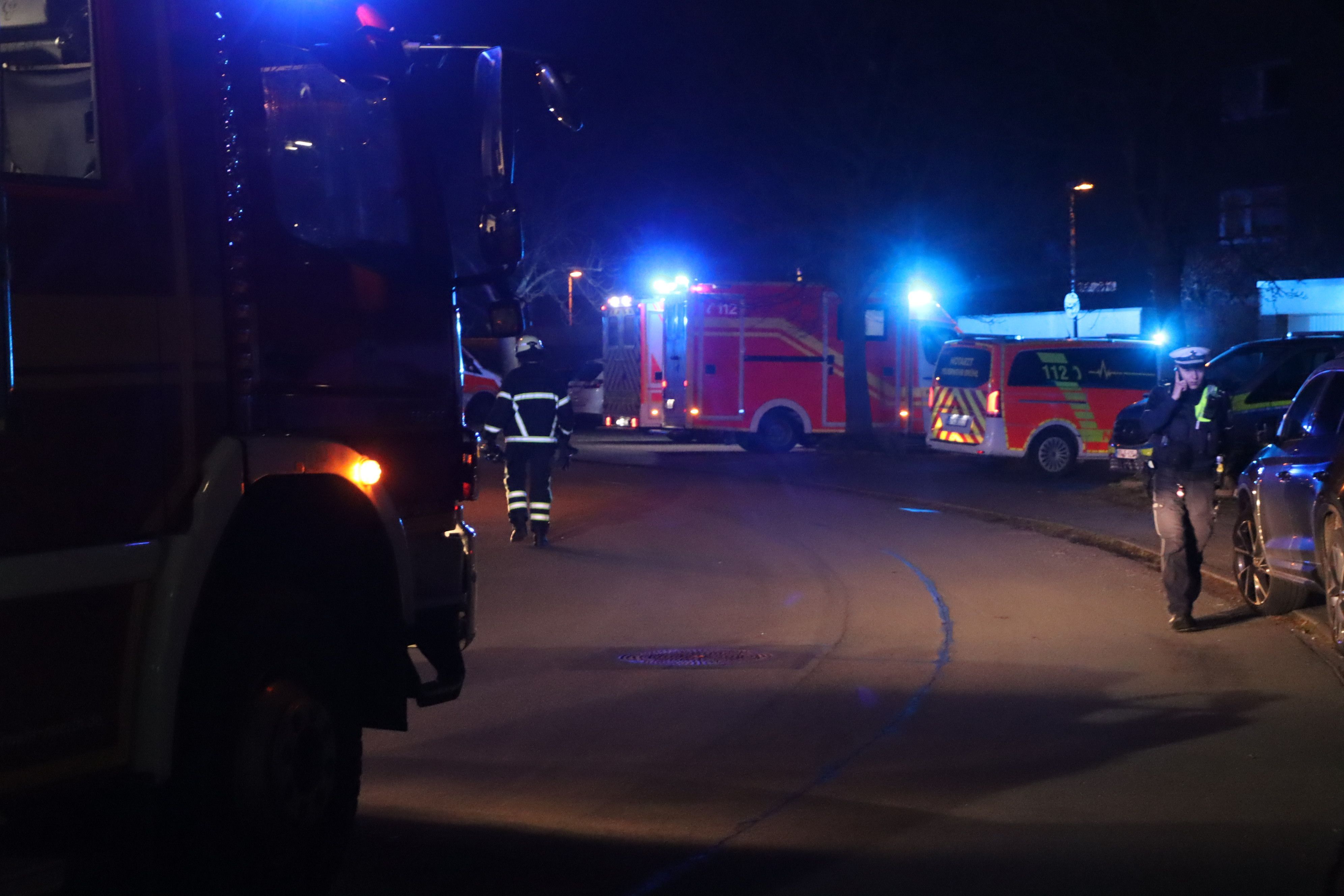 Mehrere Feuerwehrmänner und Polizisten am Einsatzort in Hürth.