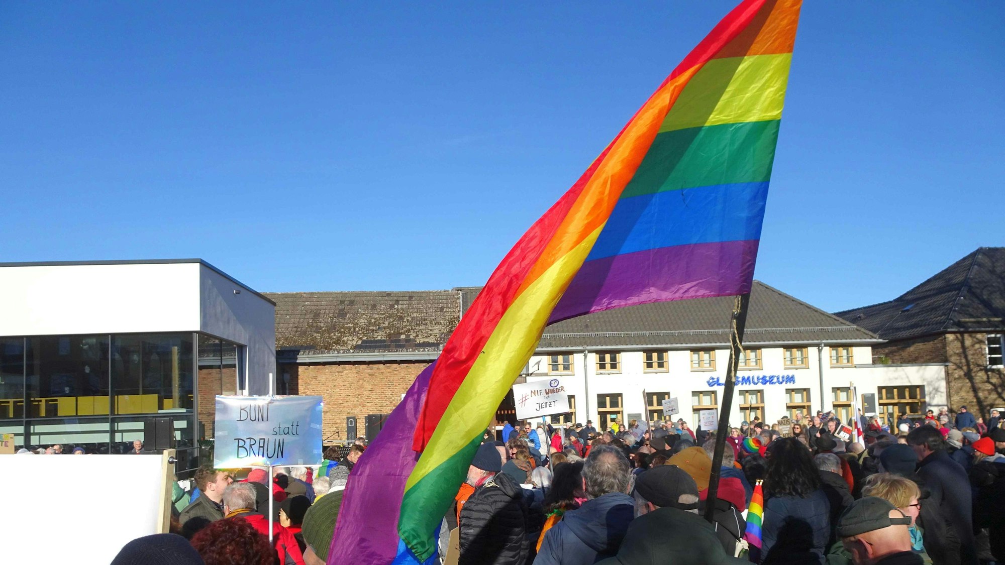 Tausende waren gekommen zur Demo gegen Rechts in Rheinbach auf dem Himmeroder Wall