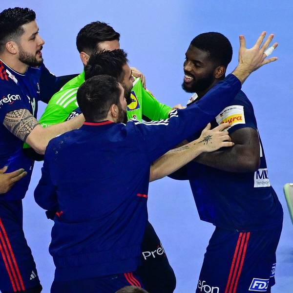 Die französischen Handballer freuen sich in Köln über den Titelgewinn.
