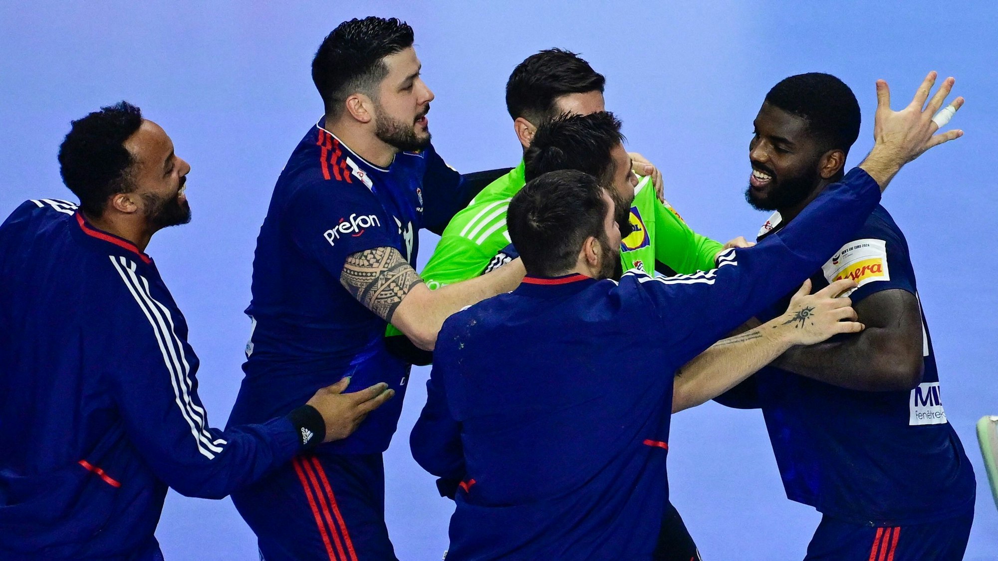 Die französischen Handballer freuen sich in Köln über den Titelgewinn.
