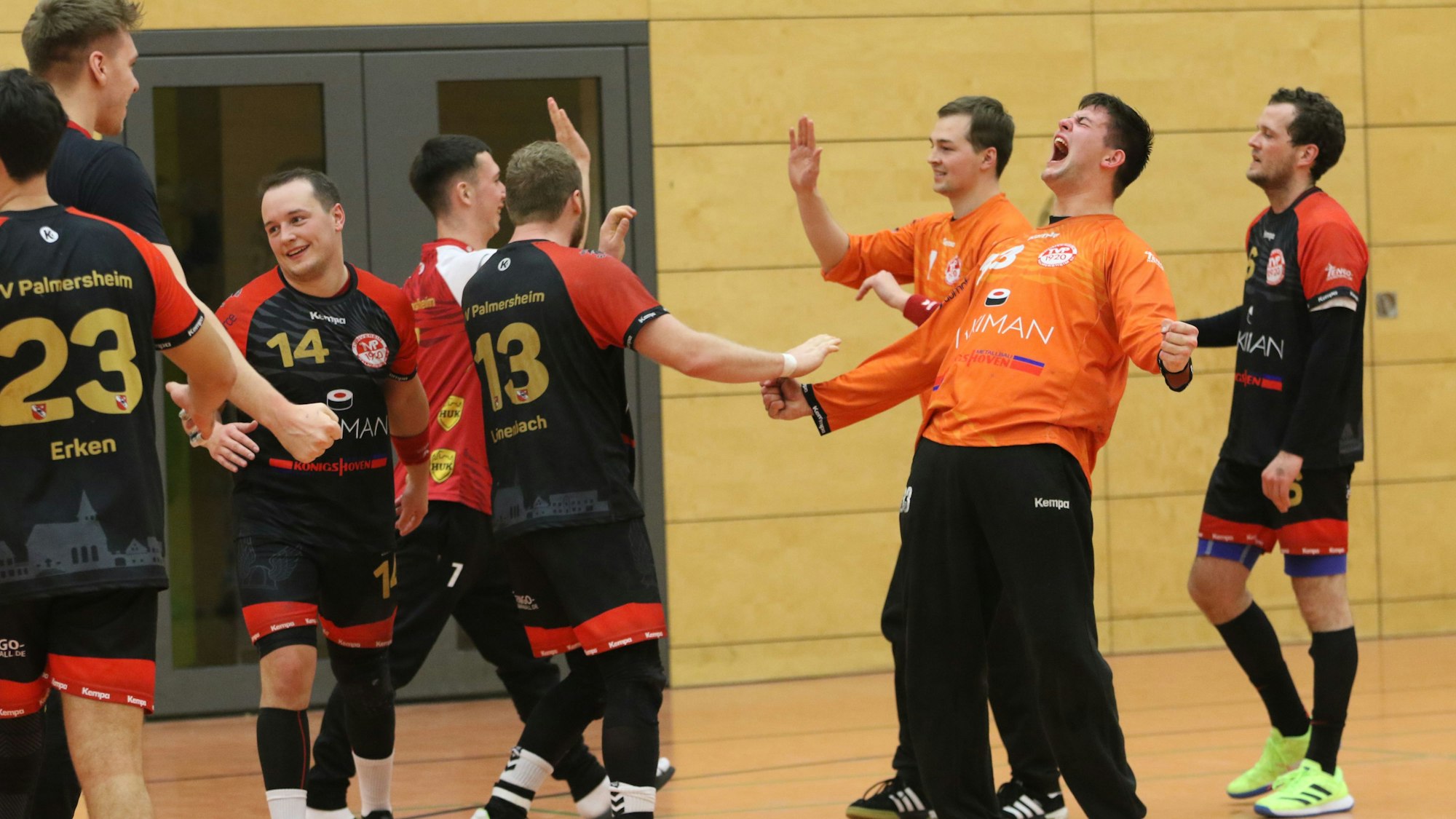 Das Bild zeigt Palmersheimer Spieler, die sich über den Sieg nach dem Schlusspfiff freuen.