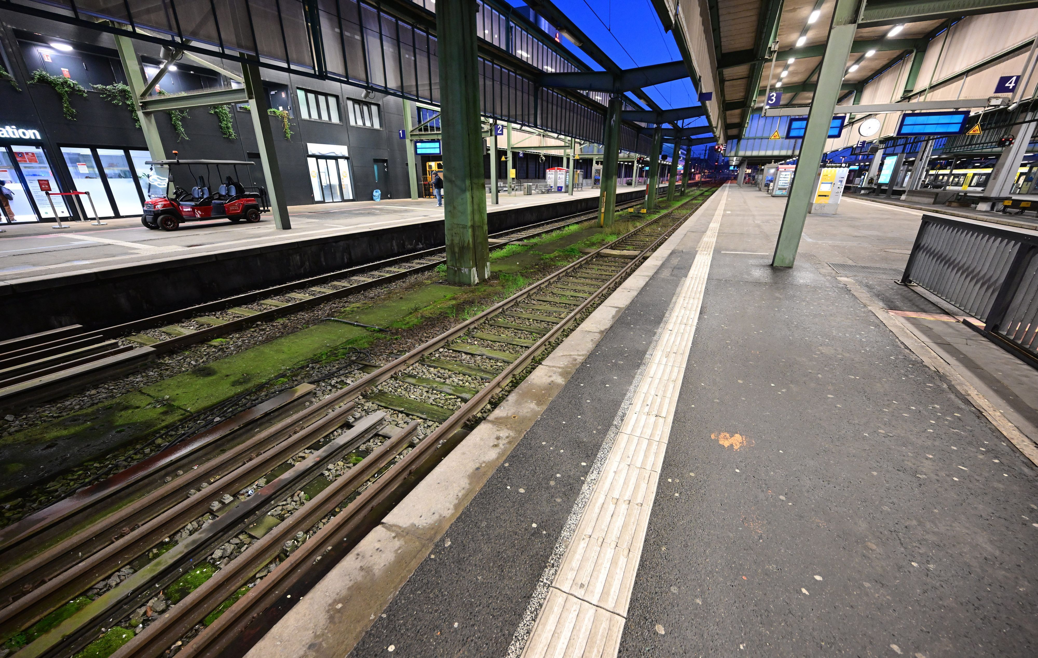 Leere Bahnsteige sind auf dem Hauptbahnhof in Stuttgart zu sehen. )Symbolbild)