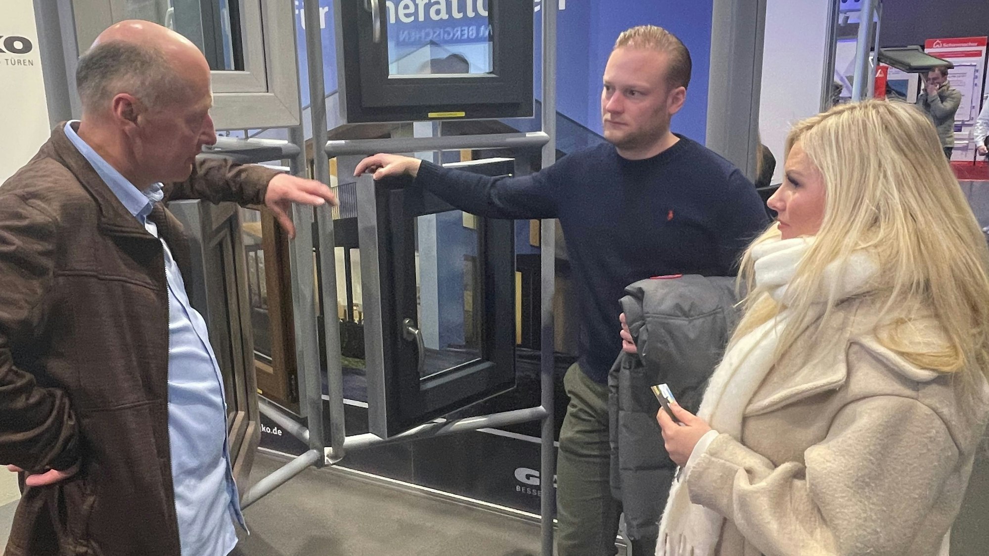 Beratungsszene von der Gummersbacher Baumesse