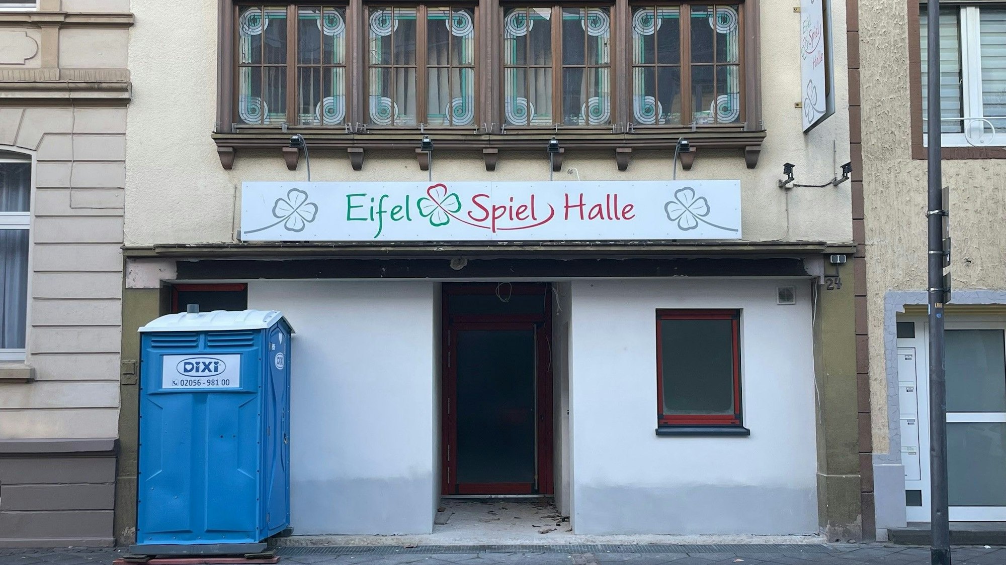 Das Bild zeigt das leerstehende Gebäude der ehemaligen Eifel Spielhalle.