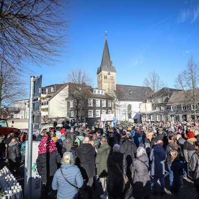 Zahlreiche Burscheiderinnen und Burscheider versammelten sich am Marktplatz in Burscheid