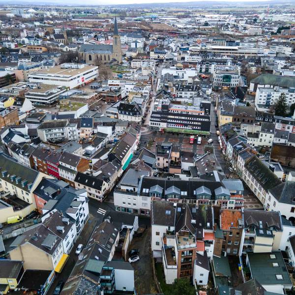 Das Bild zeigt die Euskirchener Innenstadt aus der Luft. Im Vordergrund ist der Alte Markt.
