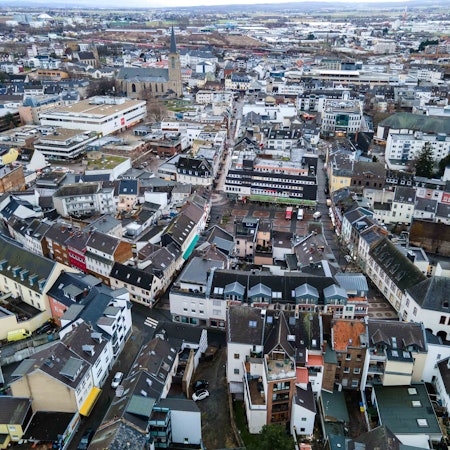 Das Bild zeigt die Euskirchener Innenstadt aus der Luft. Im Vordergrund ist der Alte Markt.