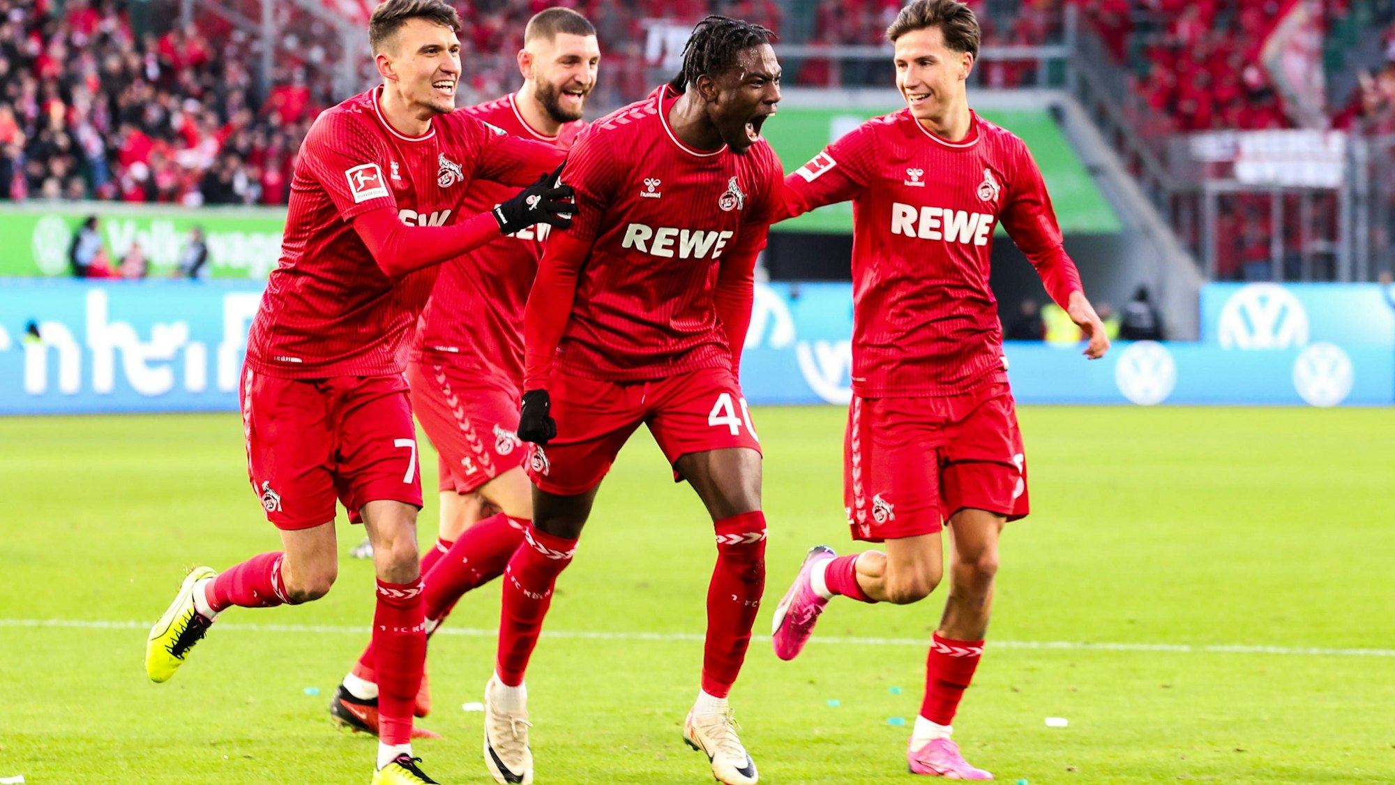 Befreiender Torjubel: Faride Alidou (2.v.r.) trifft zur Führung des 1. FC Köln und lässt sich von Dejan Ljubicic, Jeff Chabot und Denis Huseinbasic (r.) feiern.