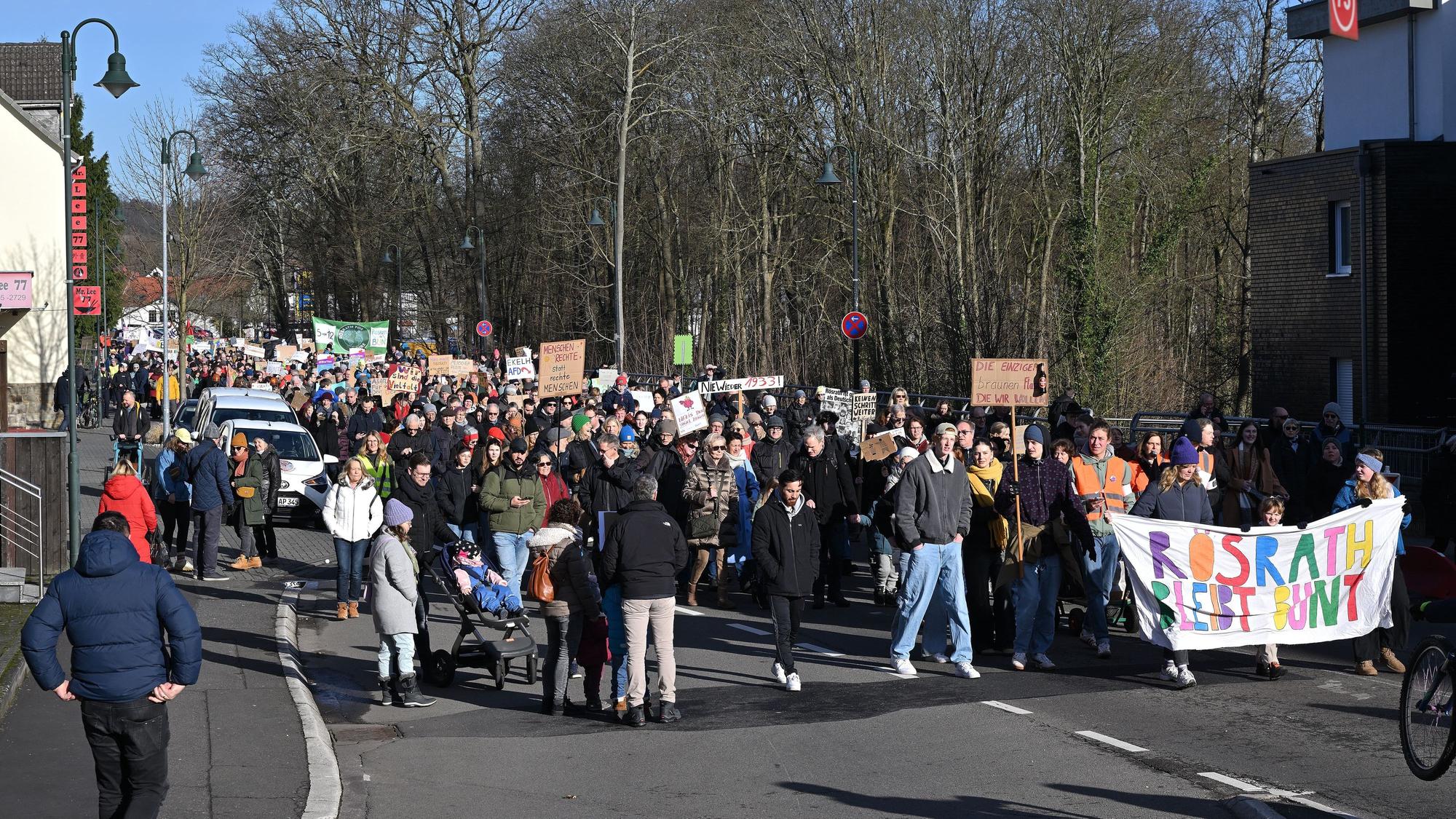 „Rösrath bleibt bunt“ steht auf einem Transparent eines Demonstrationszuges in Rösrath.