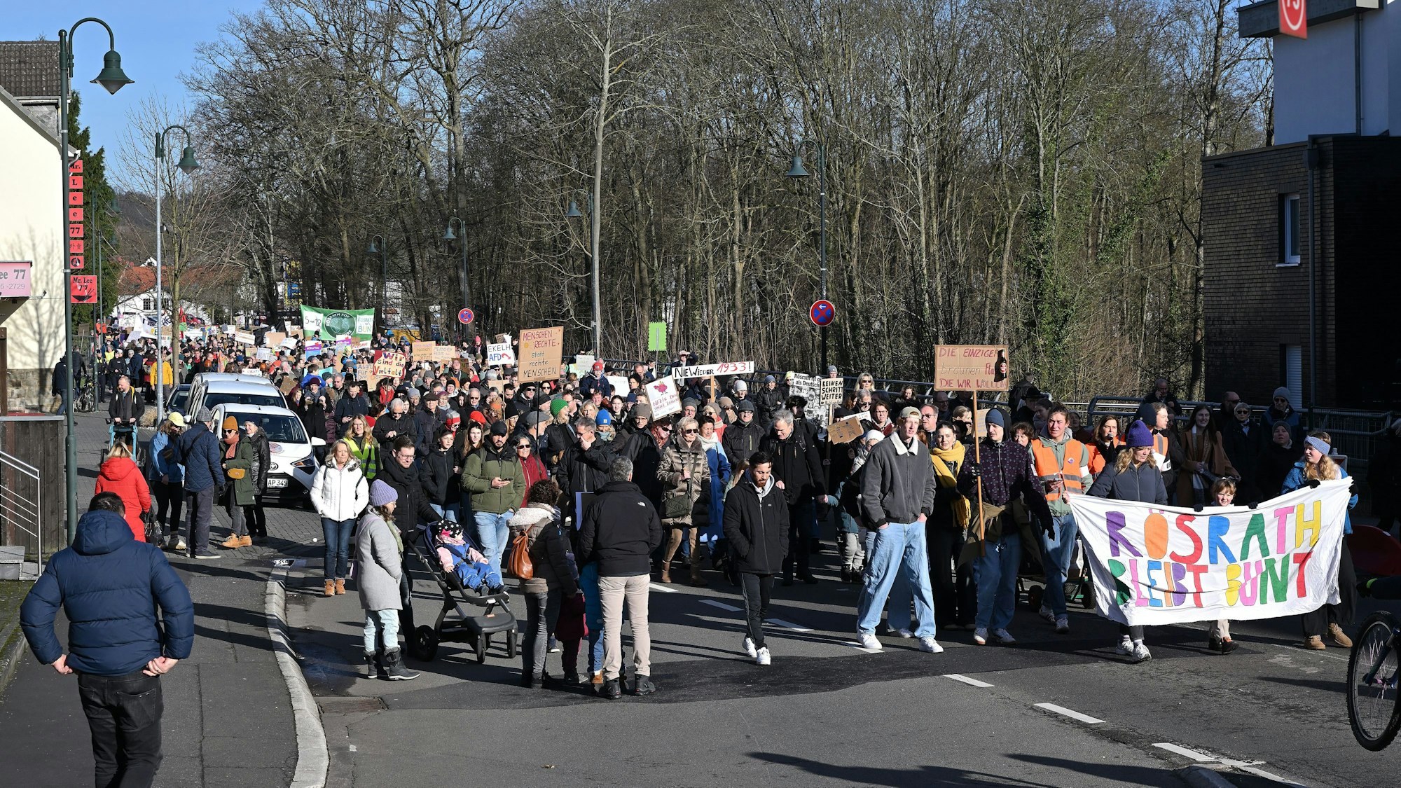 „Rösrath bleibt bunt“ steht auf einem Transparent eines Demonstrationszuges in Rösrath.