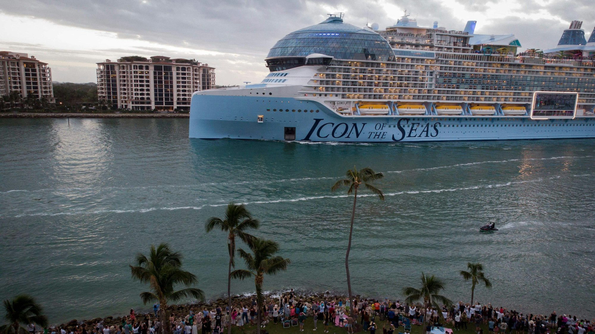 Anders als immer noch etwa die Hälfte aller Kreuzfahrtschiffe setzt die „Icon of the Seas“ nicht auf Schweröl als Treibstoff. Sie wird mit flüssigem Erdgas (LNG) betrieben.